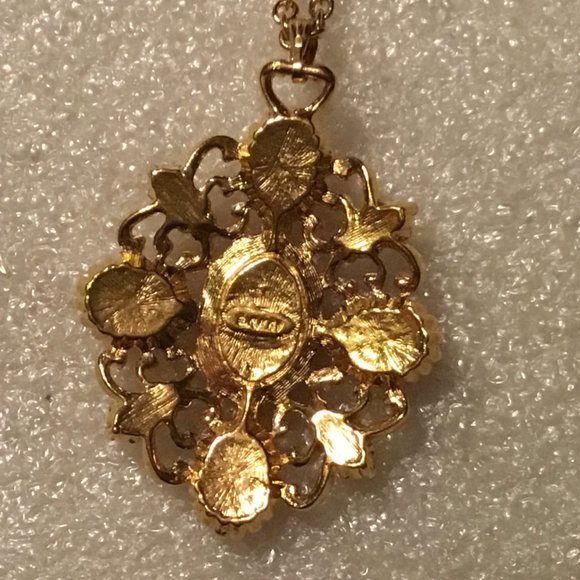 Vintage & lovely Avon cameo necklace - Picture 14 of 16